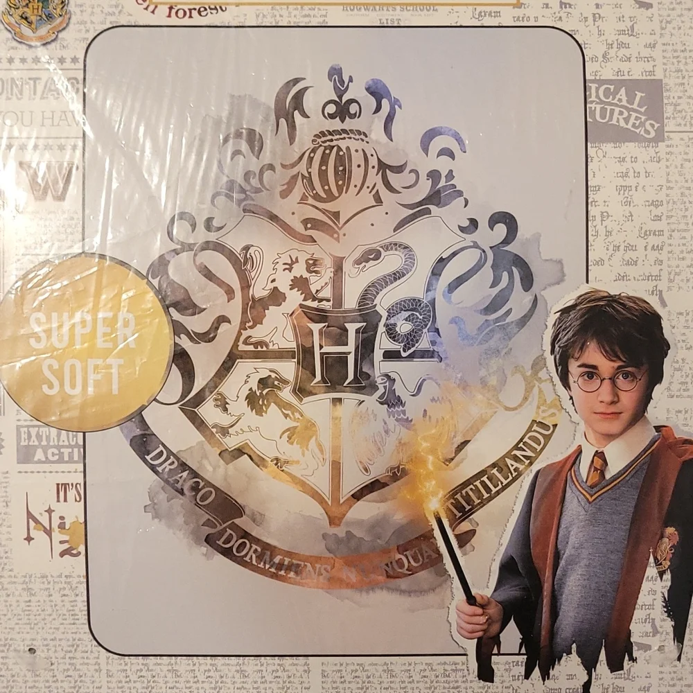 Harry Potter Hogwarts Crest Plush Throw - Picture 4 of 4